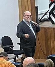 Retrato de Vladimir Milton Pomar durante uma palestra.