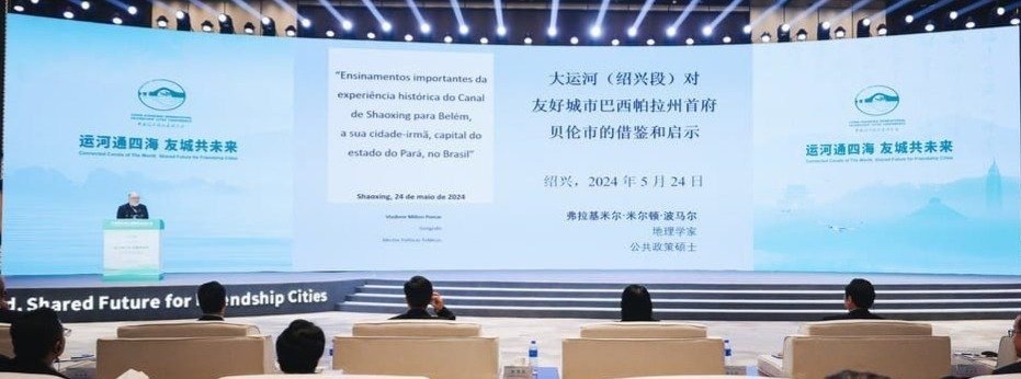 Palco da conferência em Shaoxing com apresentação bilíngue sobre os ensinamentos do Canal de Shaoxing para Belém, sua cidade-irmã no Pará.