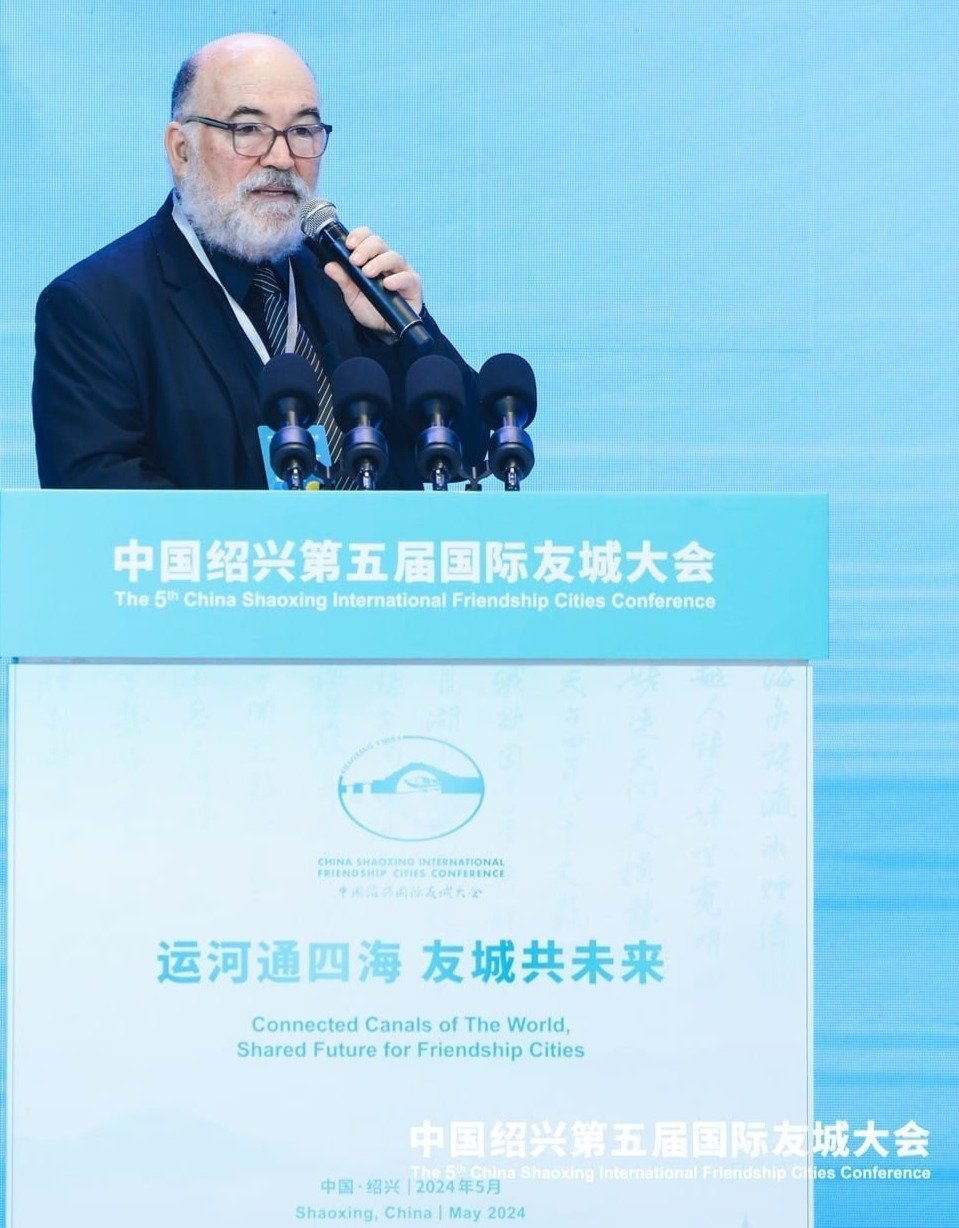 Vladimir Milton Pomar discursa ao microfone na 5ª Conferência Internacional de Cidades Irmãs de Shaoxing, na China, em maio de 2024.